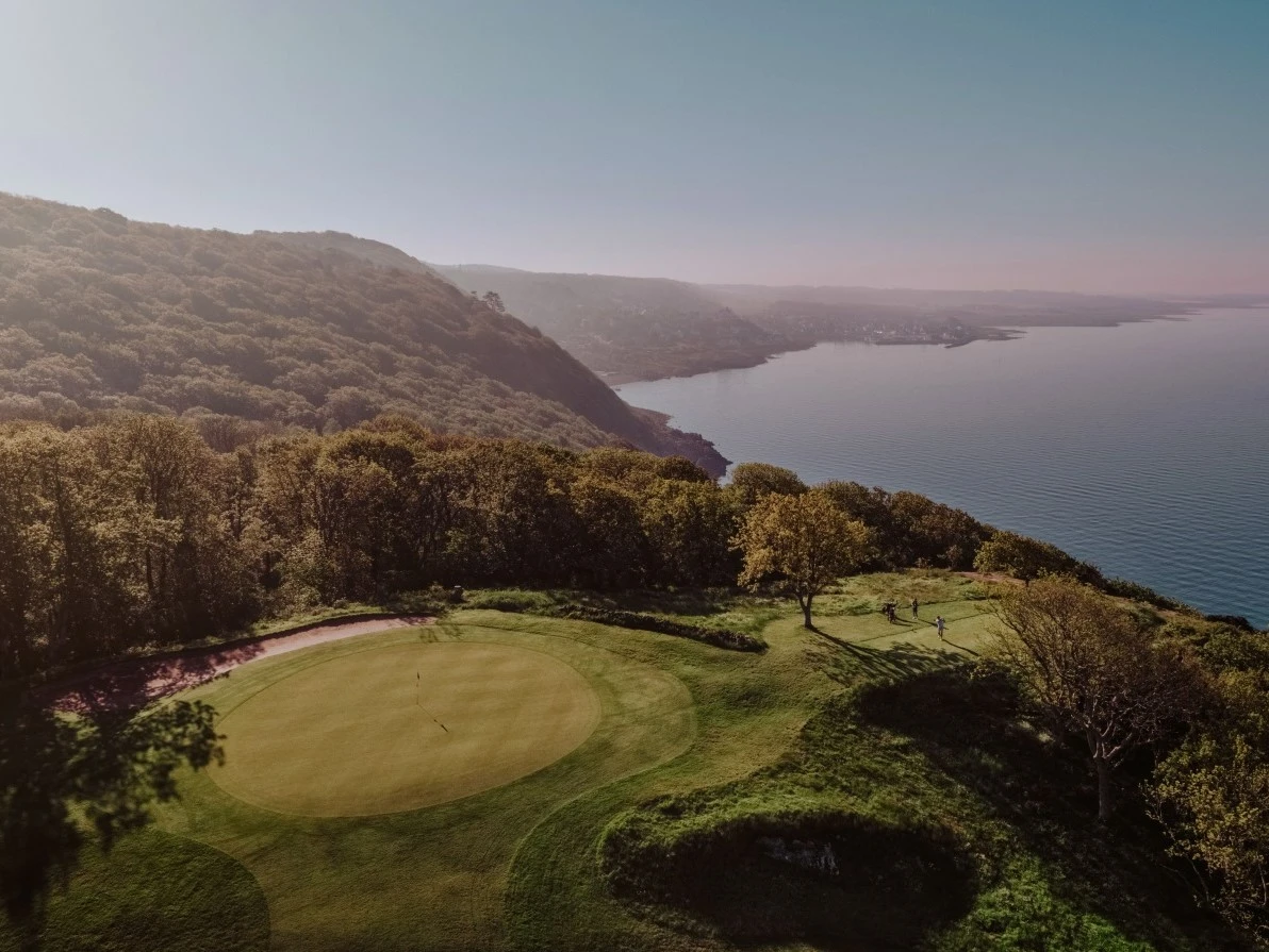 Bilder över ett hål på Mölle Golfklubb uppe på Kullaberg med fin utsikt över havet och kustlinjen.