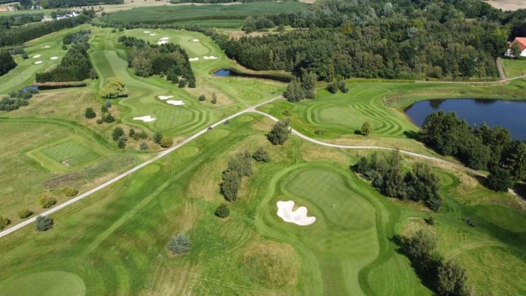 På bilden syns en golfbana ovanifrån